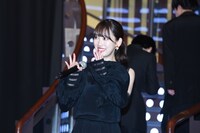 観客に手を振る堀未央奈。