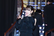 観客に手を振る堀未央奈。