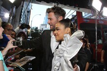 ファンサービスを行うクリス・ヘムズワース（奥）とテッサ・トンプソン（手前）。