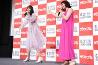 ジャッカル富岡のギャグを披露する山本美月（左）と木村文乃（右）。