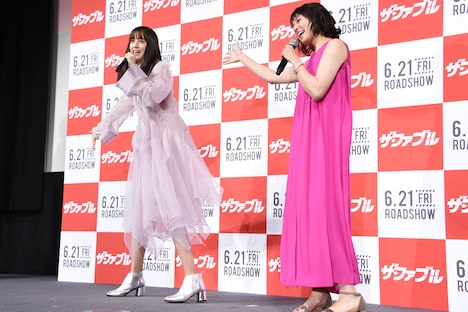 ジャッカル富岡のギャグを披露する山本美月（左）と木村文乃（右）。
