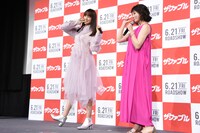 ジャッカル富岡のギャグを披露する山本美月（左）と木村文乃（右）。