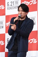 「好ーきー！」と言いながら謎のポーズを取る岡田准一。