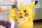 ピカチュウを気遣う小林幸子。