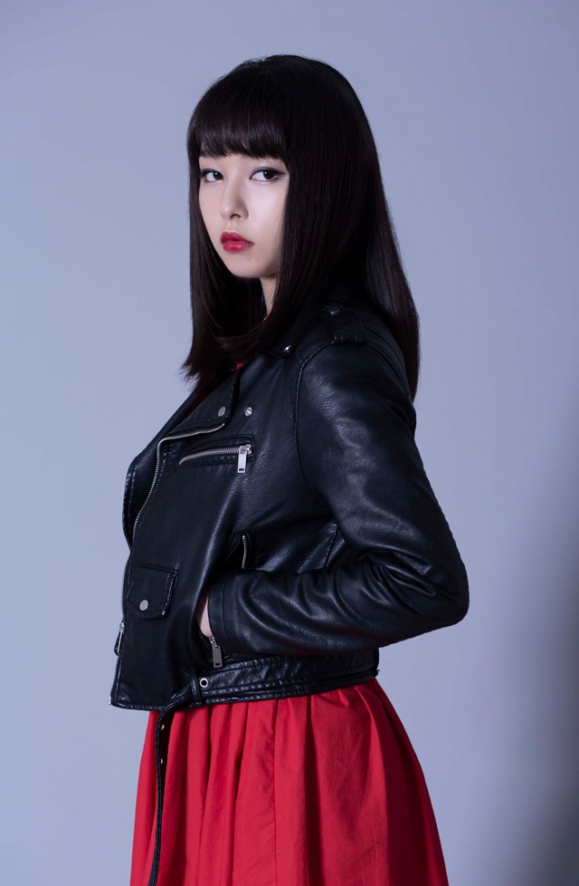桜井日奈子演じるユミ。