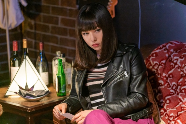 桜井日奈子演じるユミ。