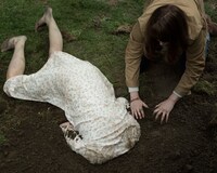 「ホール・イン・ザ・グラウンド」