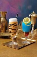 左から「＜ラジャー＞オレンジスムージー」「＜ジーニー＞ヨーグルトスムージー」（コースター付き 税込1825円 / コースターなし 税込810円）。