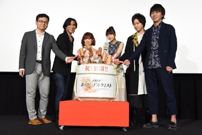「劇場版 誰ガ為のアルケミスト」初日舞台挨拶の様子。左から高橋正典、河森正治、降幡愛、水瀬いのり、逢坂良太、今泉潤。