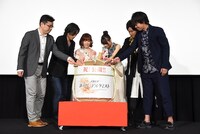 「劇場版 誰ガ為のアルケミスト」初日舞台挨拶の様子。