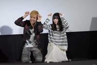 監督・綾部真弥のディレクションで犬のポーズをする水野勝（左）と桜井ユキ（右）。