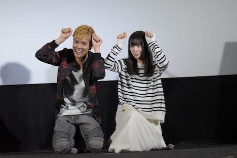 監督・綾部真弥のディレクションで犬のポーズをする水野勝（左）と桜井ユキ（右）。