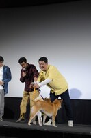 犬に振り回される登壇者たち。