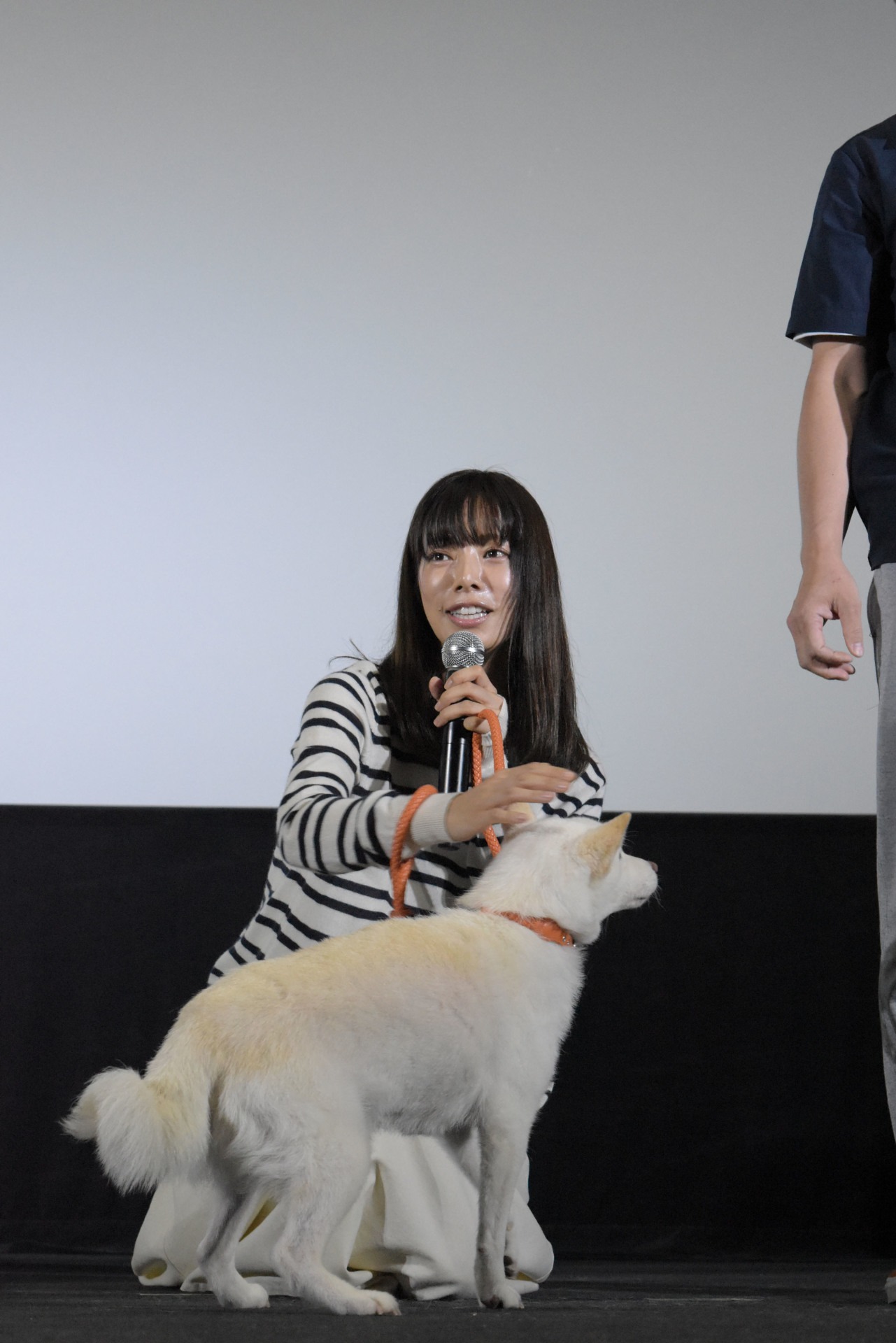 ポチを撫でる桜井ユキ。