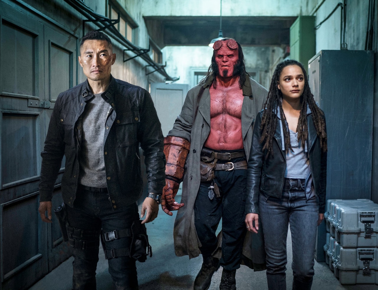 「ヘルボーイ」場面写真、ミラ・ジョヴォヴィッチ演じるヴィランや親子2ショットも