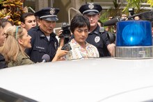 「全裸監督」より、警察に連行される村西とおる。