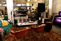 「全裸監督」より、サファイア映像の事務所セット。