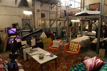 「全裸監督」より、村西とおるが設立したサファイア映像の事務所。歌舞伎町のセットから地続きで設営された。