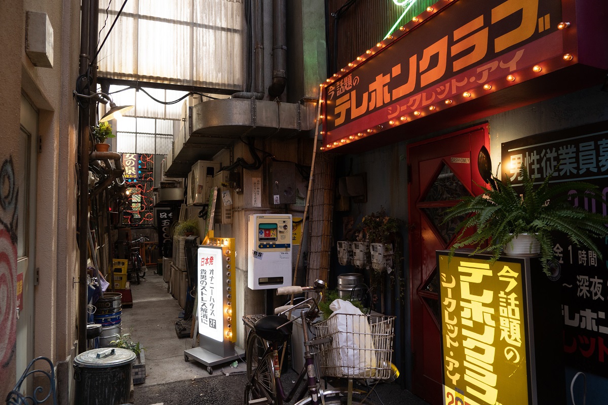 「全裸監督」より、1980年代の新宿歌舞伎町を再現したセット。