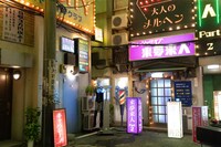 「全裸監督」より、1980年代の新宿歌舞伎町を再現したセット。