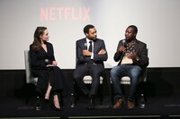 左からアンジェリーナ・ジョリー、キウェテル・イジョフォー、ウィリアム・カムクワンバ。(c)Monica Schipper, Getty Images for Netflix