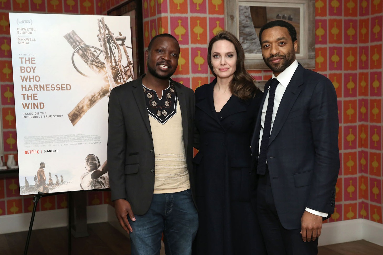 左からウィリアム・カムクワンバ、アンジェリーナ・ジョリー、キウェテル・イジョフォー。(c)Monica Schipper, Getty Images for Netflix