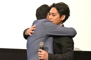 堤真一(左)とハグする柳楽優弥(右)。