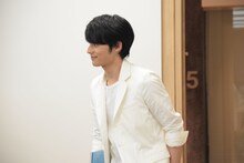 会場入りする岡田健史。