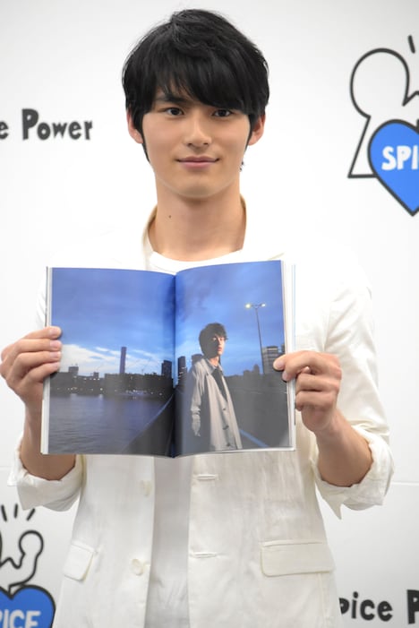 お気に入りカットを見せる岡田健史。