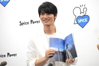 お気に入りカットを見せる岡田健史。