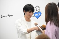 写真集を開く岡田健史。