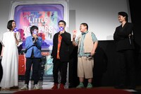 「今後俳優一本で活動していくか」という質問に、自分以外が×と回答しうろたえる水野哲志（右から2番目）。