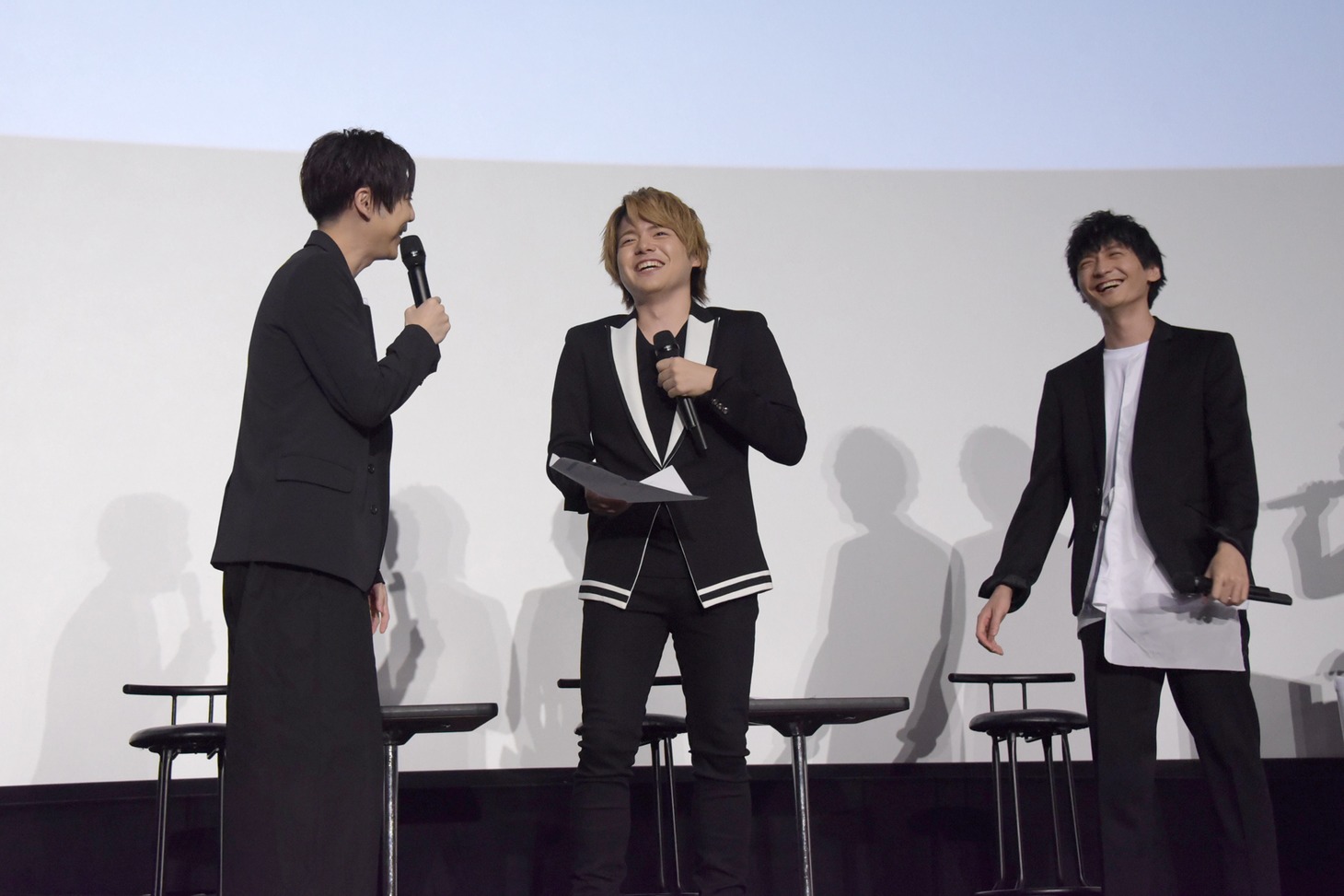 セリフが書かれた紙がしわだらけなのに気付き、「くしゃくしゃ……」「壇上に持ってくる紙ではない！」と笑うキャストたち。