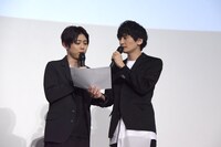 2人で劇中のセリフを披露する梶裕貴（左）と島崎信長（右）。