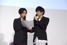 2人で劇中のセリフを披露する梶裕貴（左）と島崎信長（右）。