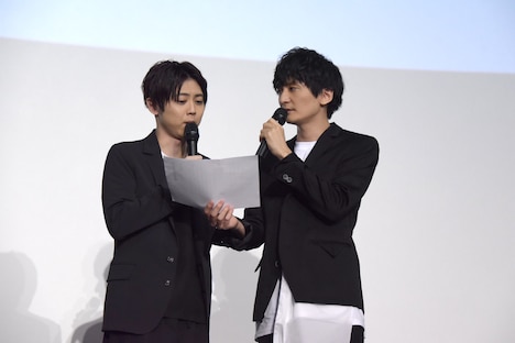 2人で劇中のセリフを披露する梶裕貴（左）と島崎信長（右）。