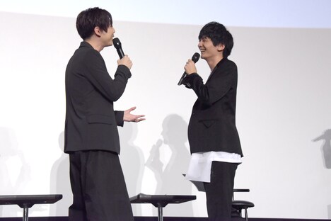 クライヴの話で盛り上がる梶裕貴（左）と島崎信長（右）。