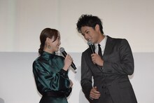 役名の名字を忘れてしまい、佐伯大地（右）にこっそりと確認する松井玲奈（左）。