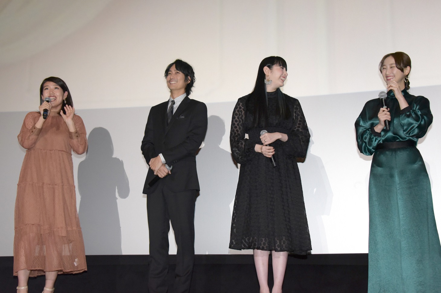 「女の機嫌の直し方」公開記念舞台挨拶の様子。
