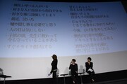 スクリーンに映し出された“○×モーリス”の質問一覧を確認するキャストたち。