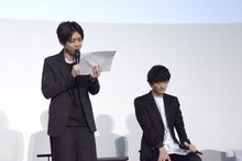 梶裕貴（左）が劇中セリフを披露するのを、目を閉じて聞く島崎信長（右）。