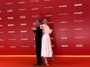 左から矢口史靖、三吉彩花。