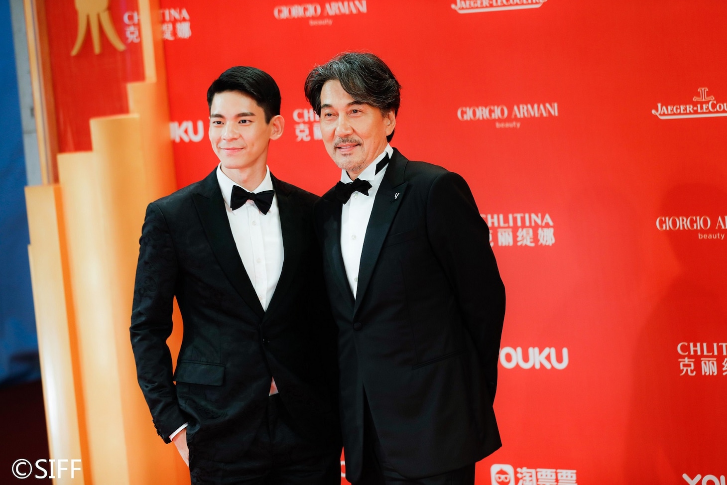 左からリン・ボーホン、役所広司。