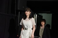 優希美青（手前）