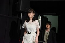 優希美青（手前）