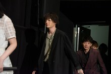 犬飼貴丈（中央）