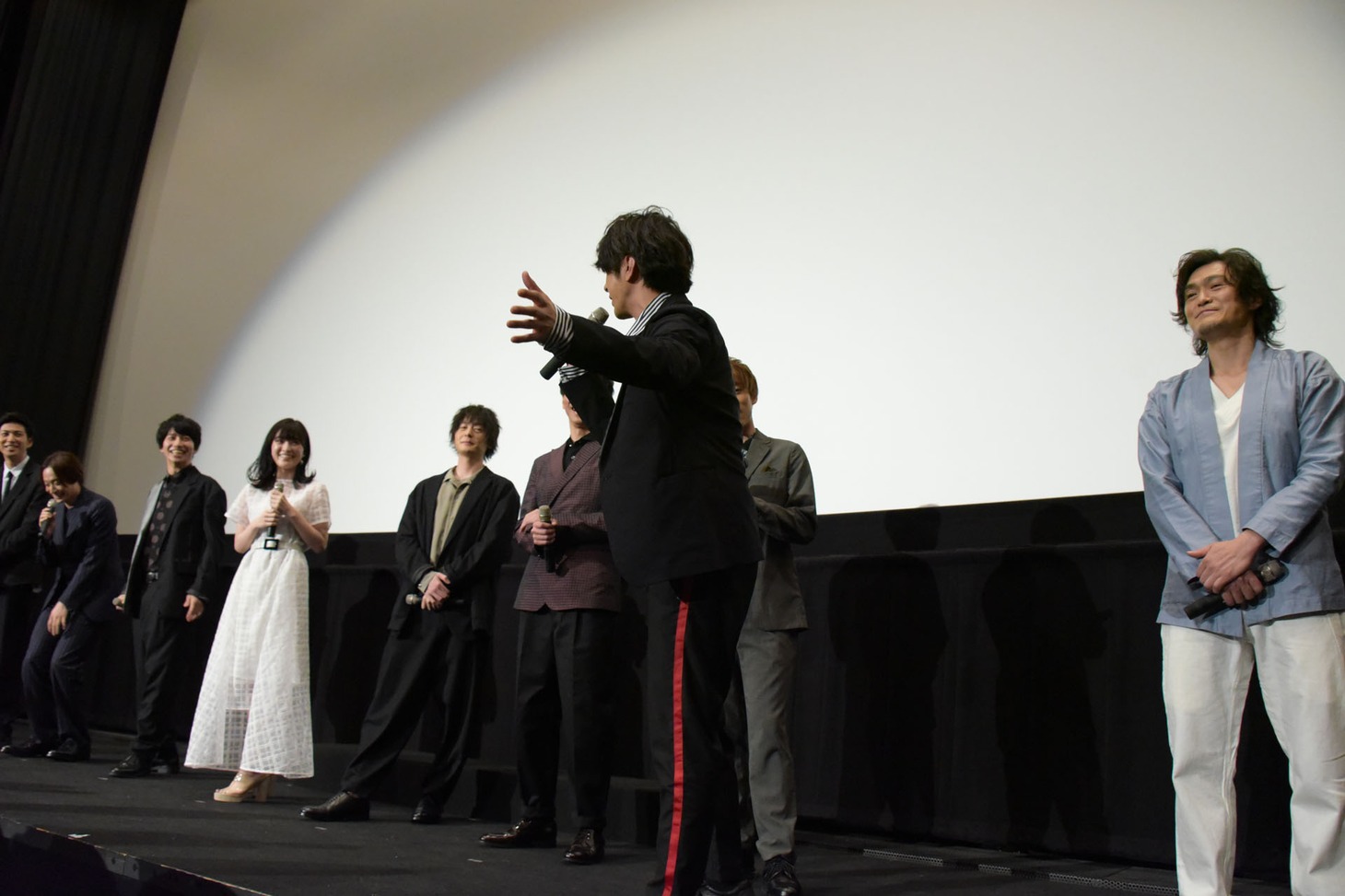 優希美青の“斬りたい人”に選ばれた松本寛也（手前）。