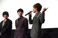 トークの止まらない武田航平に対し、「さっき裏で『（本番は）一言もしゃべらない』って言ってたじゃん！」と言う元木聖也（右）。