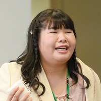 水島麻理奈演じる武本真由美。