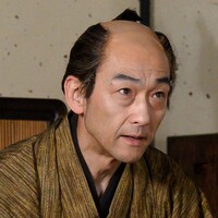 吹越満演じる藤屋久兵衛。